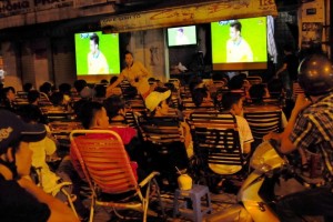 SEA Games 29: tăng doanh số cho quán cafe, nhà hàng với hệ thống máy chiếu xem bóng đá